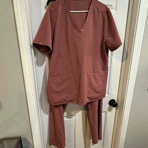 Figs Women's Dusty Rose Scrub Set